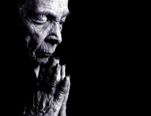 old-woman-praying