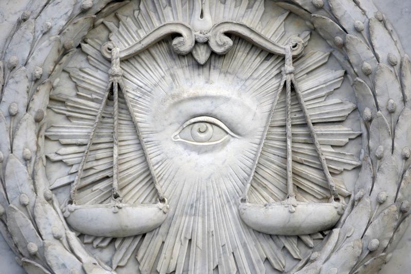 The balance (scales) of Justice is seen outside France's national assembly in Paris October 16, 2008. REUTERS/Charles Platiau (FRANCE) - RTX9MO1